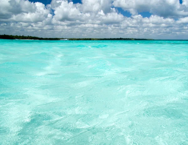 Beach and tropical sea — Stock Photo, Image