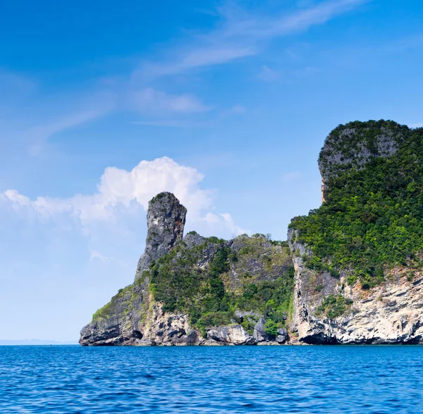 Beach and tropical sea — Stock Photo, Image