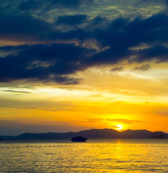 Lever de soleil dans la mer tropicale — Photo