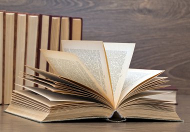 ahşap güverte üzerine kitaplar