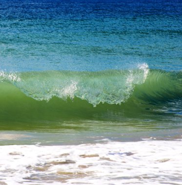 Dalgalar kazasında plaj üzerinde
