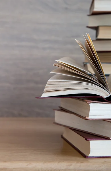 Libros sobre cubierta de madera —  Fotos de Stock