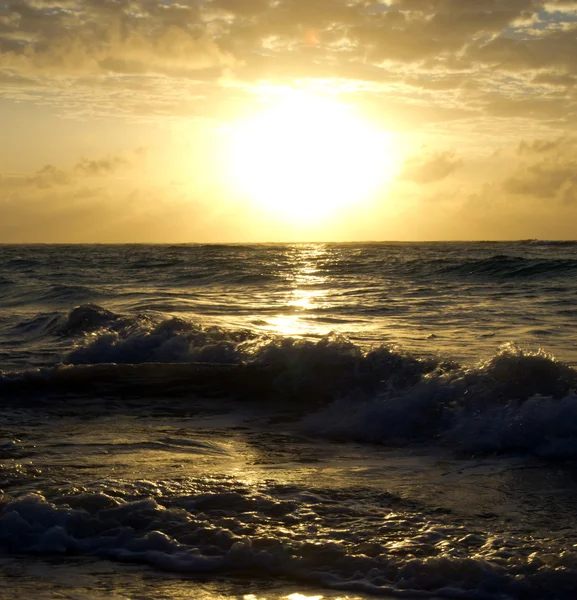 Zonsondergang boven de zee — Stockfoto