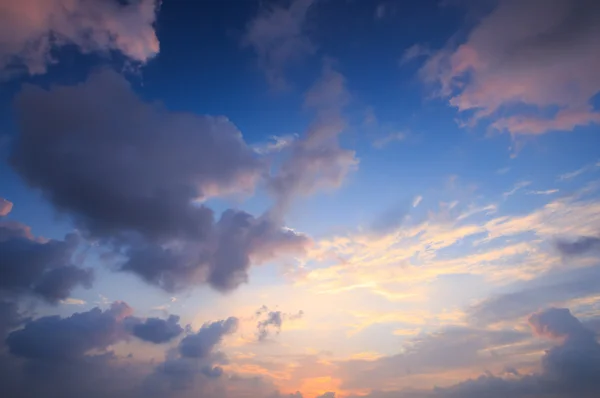 Céu com nuvens e sol — Fotografia de Stock