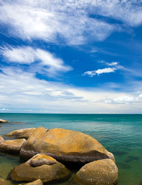 ชายหาดและทะเลเขตร้อน — ภาพถ่ายสต็อก