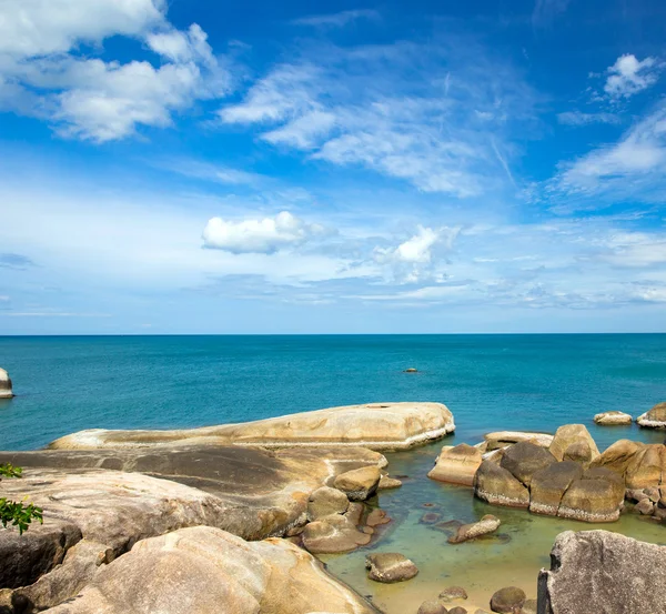 Пляж и тропическое море — стоковое фото