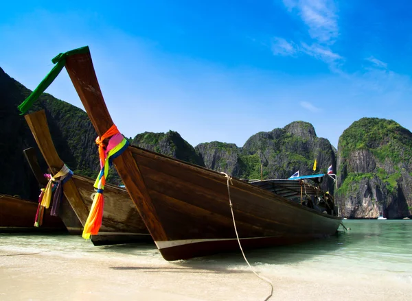 Boat sits in Maya Bay — Stock Photo, Image