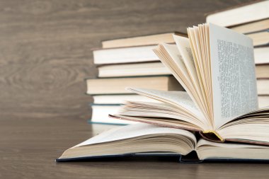 ahşap güverte üzerine kitaplar