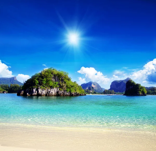 Playa y mar tropical — Foto de Stock