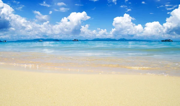 Playa y mar tropical — Foto de Stock