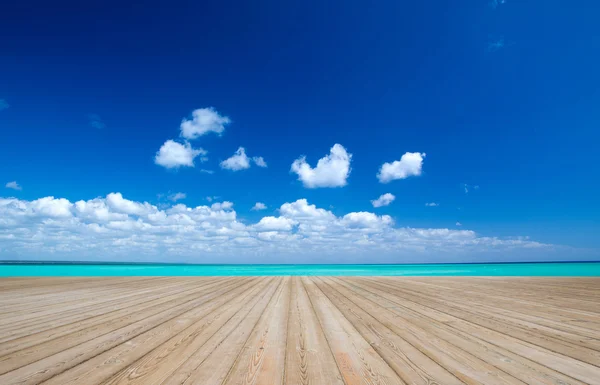 Mar azul y cielo azul — Foto de Stock