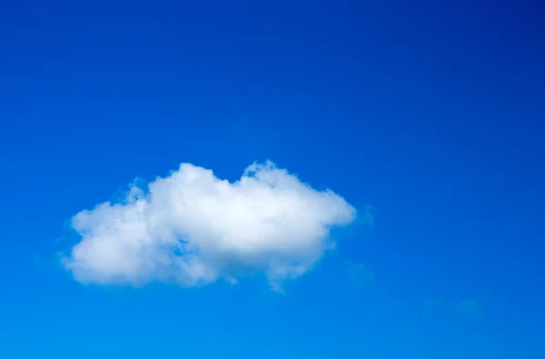 Nuvens no céu azul — Fotografia de Stock