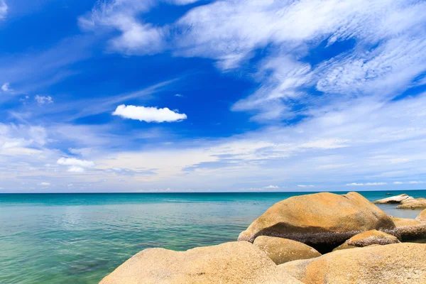 Mar azul e céu azul — Fotografia de Stock