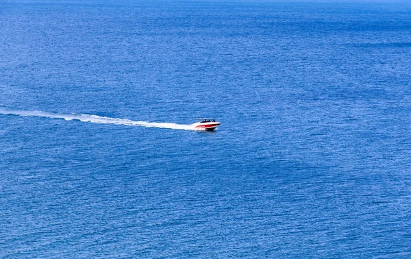 Mer bleue et bateau — Photo