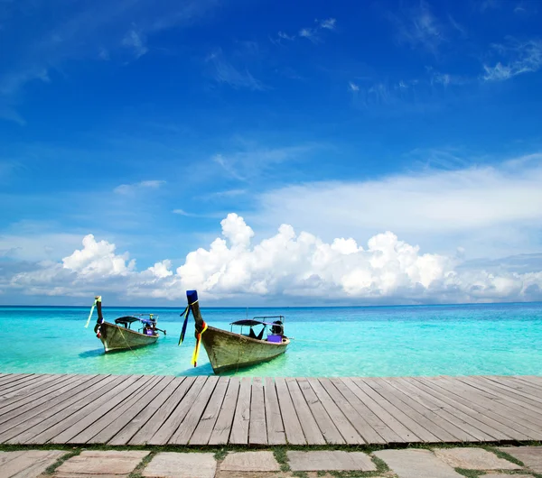 Praia e mar tropical — Fotografia de Stock