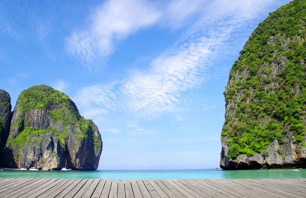 Kayalar ve Krabi denizde — Stok fotoğraf