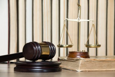 tahta tokmak ve kitaplar