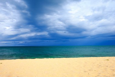 Mavi deniz ve mavi gökyüzü