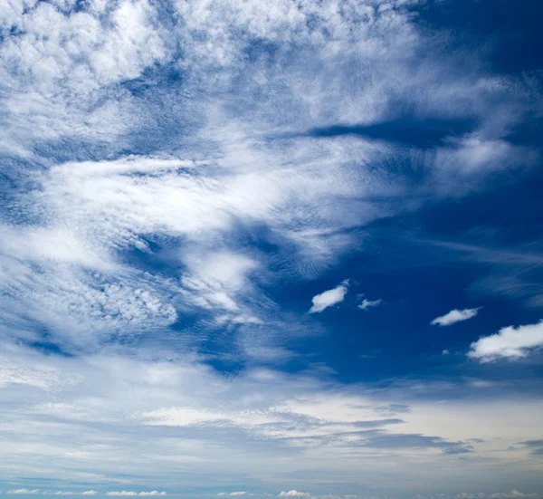 Wolken in de blauwe lucht — Stockfoto