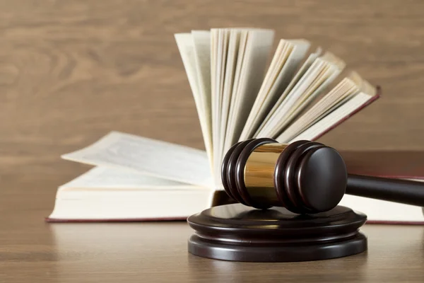 Wooden gavel and books — Stock Photo, Image