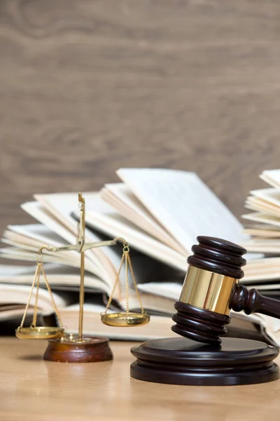 Wooden gavel and books — Stock Photo, Image