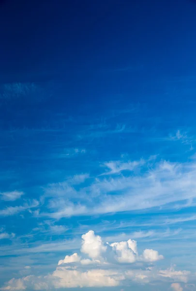 Nubes en el cielo azul —  Fotos de Stock