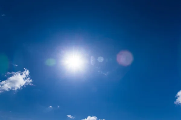 Moln i den blå himlen — Stockfoto