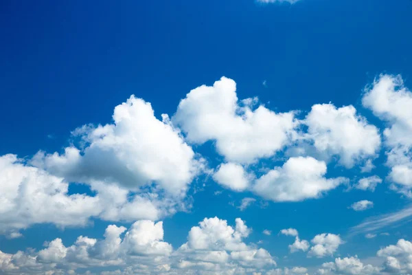 Nubes en el cielo azul —  Fotos de Stock