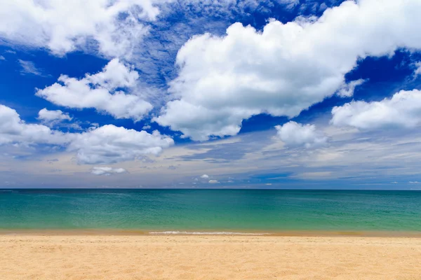 Mar azul e céu azul — Fotografia de Stock