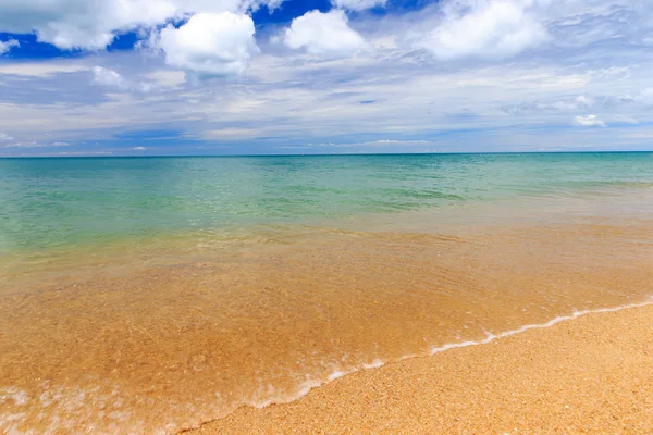 Mar azul e céu azul — Fotografia de Stock