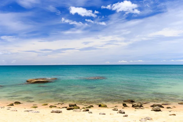 Mar azul e céu azul — Fotografia de Stock