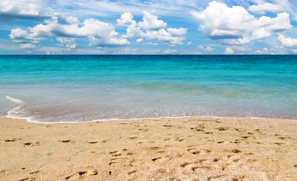 Beach and tropical sea — Stock Photo, Image