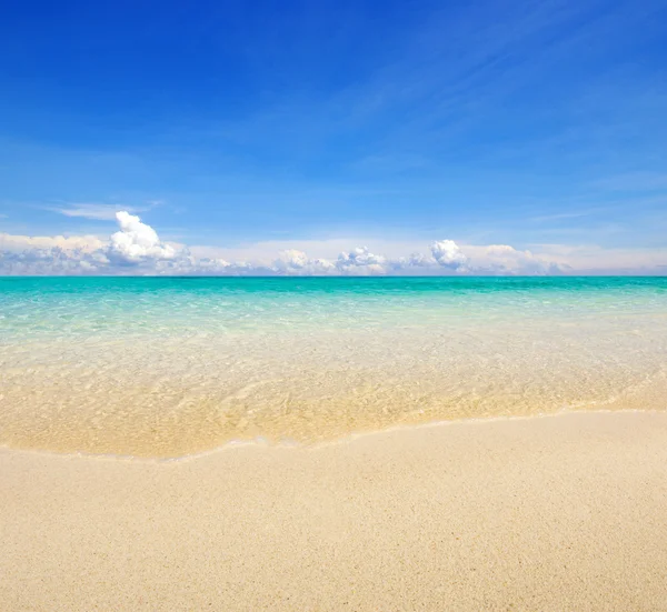 Spiaggia e mare tropicale — Foto Stock