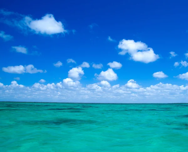 Mar azul e céu azul — Fotografia de Stock