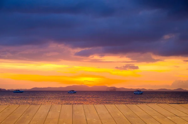 Sunrise in de tropische zee — Stockfoto