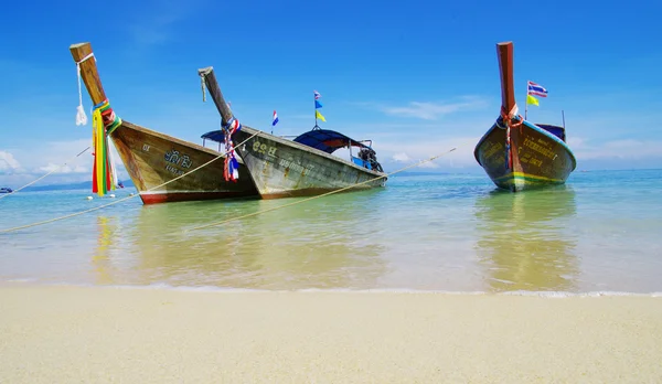 Barcos em Andaman Sea, Tailândia — Fotografia de Stock