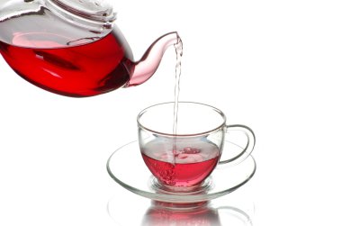 Bardağa dökülür varlık çay