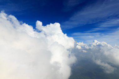 Bulutlu mavi gökyüzü