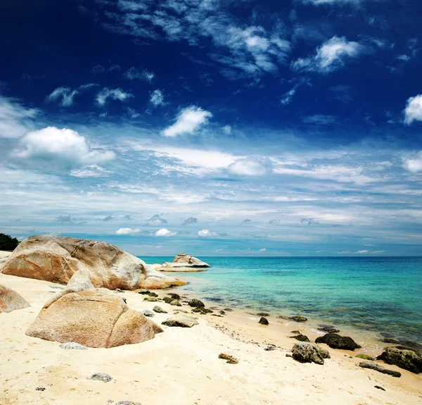 Mar azul y cielo azul — Foto de Stock