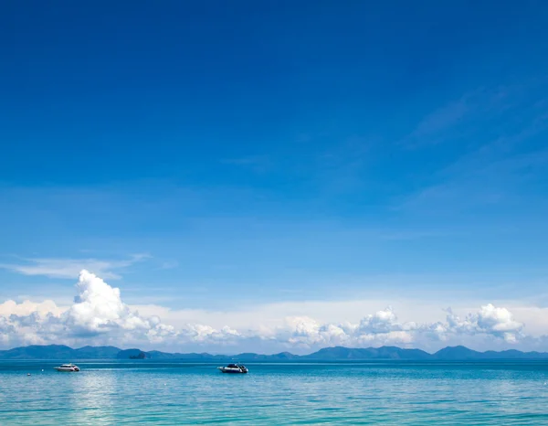 Céu azul e mar — Fotografia de Stock