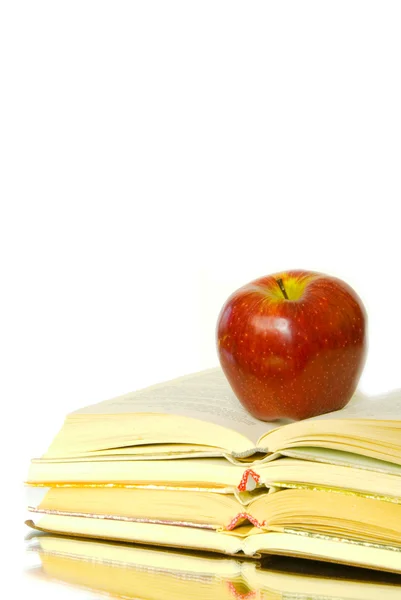 Apple en boeken — Stockfoto