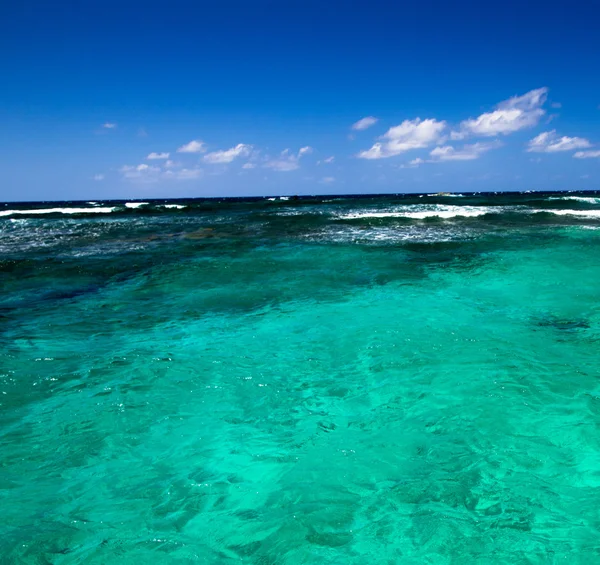 Caribische zee en hemel — Stockfoto