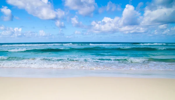 Zee strand en blauwe lucht — Stockfoto