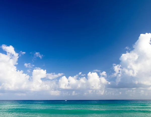 Playa y mar tropical — Foto de Stock