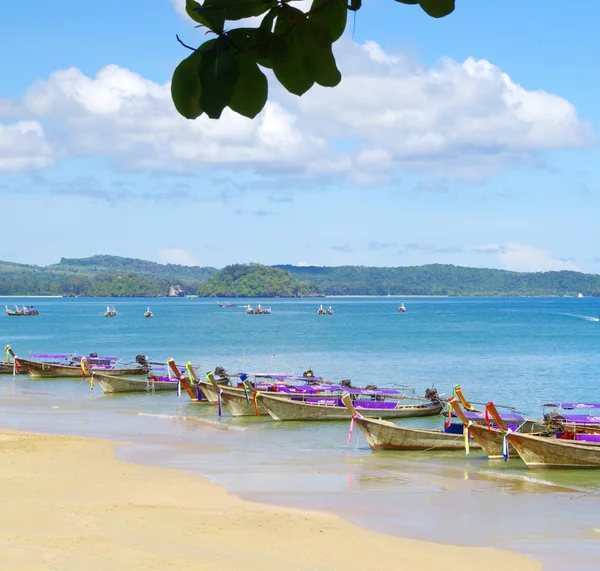 Bateaux à queue longue sur la mer tropicale — Photo