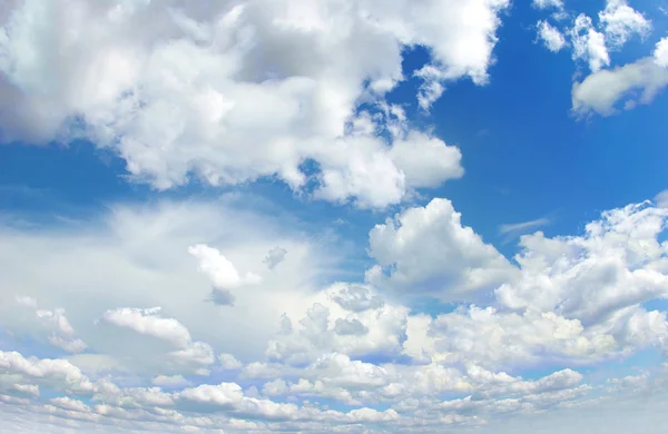 พื้นหลังท้องฟ้าแดด — ภาพถ่ายสต็อก