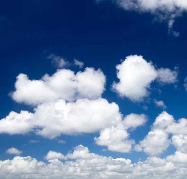 Blauwe lucht met witte wolken — Stockfoto