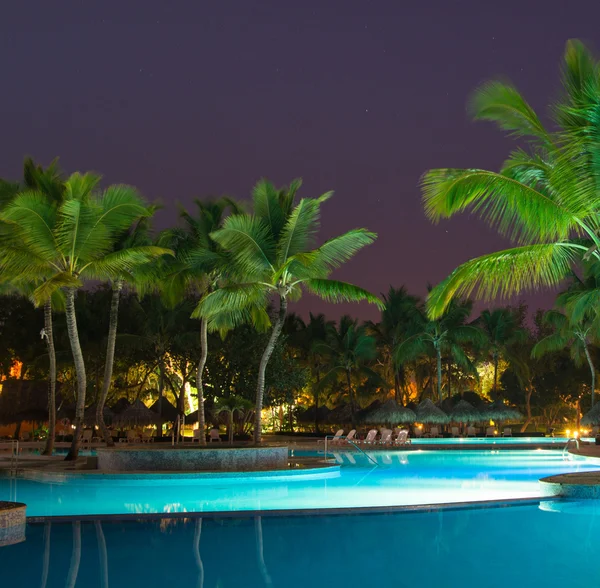 Schwimmbad in nächtlicher Beleuchtung — Stockfoto