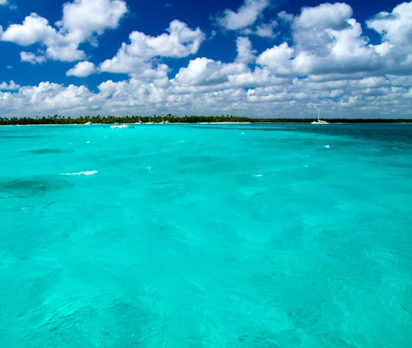 Playa y mar tropical — Foto de Stock