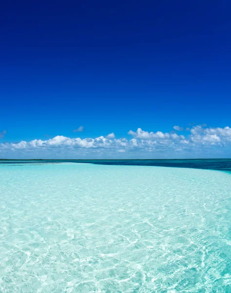 Mar azul sob nuvens céu — Fotografia de Stock